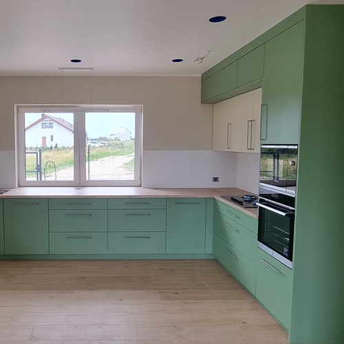 obrazek przedstawia zabudowę kuchenną w kolorze miętowym w Gnieżnie