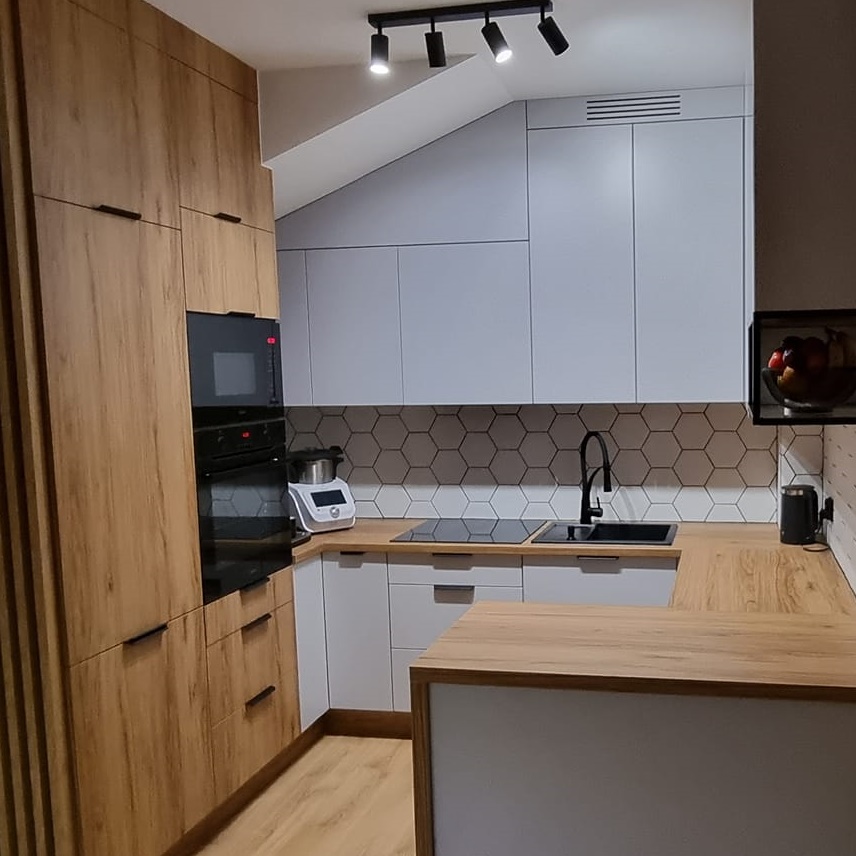 obrazek przestawia zabudowę kuchenną wykonaną na zamówienie w Poznaniu